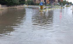 Burhaniye’yi Gece Boyu Yağış Vurdu: Sokaklar Göle Döndü