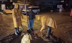 Edremit'te sağanak yağış hayatı felç etti... Ekipler sahada