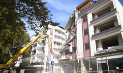 DEPREM FIRTINASI DEVAM EDİYOR... SINDIRGI BEŞİK GİBİ!