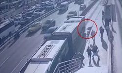 İstanbul’da Metrobüs Durağında Feci Kaza! Bayılan Çocuk Metrobüsün Altında Kaldı: Durumu Ağır