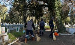 Dursunbey’de Kış Öncesi Mezarlıklarda Temizlik Çalışması