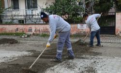 Edremit’te Bozulan Yollarda Tamirat Çalışmaları Hızla Sürdürülüyor