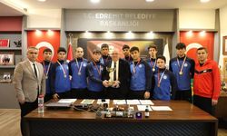 Edremit Anadolu Lisesi Erkek Voleybol Takımı İl Birinciliği Sonrası Başkan Mehmet Ertaş’ı Ziyaret Etti