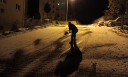 Dursunbey’de Don Sonrası Yol Güvenliği İçin Gece Boyu Tuzlama Çalışması