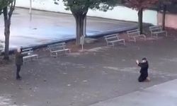 İzmit’te Okul Bahçesinde Silahlı Dehşet! Baba, Kızını Rahatsız Eden Şahsı Rehin Aldı: Olay Anı Görüntüleri Geldi
