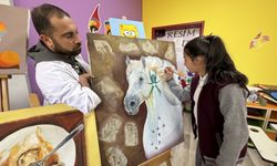 Ellerinin yokluğunu azmiyle aştı! İşte o öğretmenin öyküsü