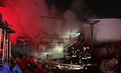 Kocaeli Gebze'de Feci Yangın! Geri Dönüşüm Deposu Alevlere Teslim Oldu!