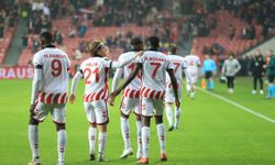 Samsunspor, AEK Karşısında İlk Yarıyı 1-0 Önde Kapattı!