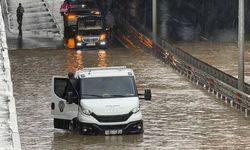 Alanya’da Sağanak Hayatı Felç Etti: İş Yerlerini Su Bastı, Araçlar Yolda Mahsur Kaldı
