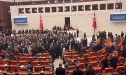 Son Dakika! Meclis'te Gergin Anlar! Ak Parti ve CHP'li Milletvekilleri Birbirine Girdi!