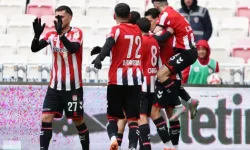 Sivas'ta Buz Kesti, Goller Isıttı! Sivasspor - Bandırmaspor Maçında Kar Molası ve 2 Gollü Zafer: İşte Maç Özeti: