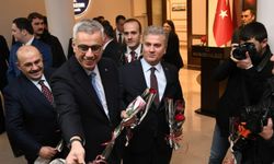 Bakan'dan Mustafa Canbey’e Gazeteciler Günü’nde Anlamlı Çiçek