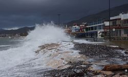 Edremit'te Fırtına Etkili Oldu! Deniz Taştı, İşletmeler Sular Altında Kaldı!