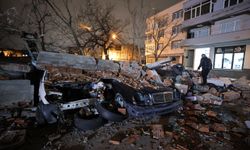 Bursa'da Şiddetli Lodos Can Yakıyor! Yıldırım'da Duvar Çökmesi Sonucu 10 Araç Hurdaya Döndü: İşte O Görüntüler!