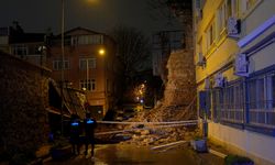 İstanbul Beyoğlu'nda Korku Dolu Anlar! Tarihi Binanın Duvarı Yola Devrildi: O Anlar Kamerada: