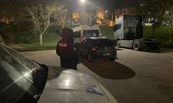 Bursa Osmangazi'de Korkunç Gece! Spor Tesisi Otoparkı Kan Gölüne Döndü: 2 Kişi Bıçaklandı!