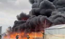 SON DAKİKA: Büyükçekmece’de Dev Fabrika Yangını! Gökyüzünü Siyah Dumanlar Kapladı: İtfaiye Müdahale Ediyor!