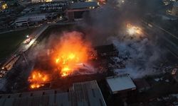 Büyükçekmece’de Dev Yangın! Tarım Deposu Alev Alev: Gökyüzü Siyaha Boyandı, Yollar Kapatıldı! Müdahale Sürüyor!
