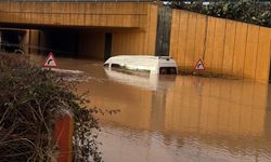 Adana’da Sağanak Hayatı Felç Etti: Yollara Kaya Düştü, İstinat Duvarı Yıkıldı