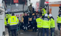 Kuzey Marmara Otoyolu'nda Dehşet! Otobüsün Çarptığı Otomobil Gişede Sıkıştı: Çok Sayıda Ekip Sevk Edildi!