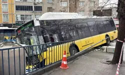 Esenler'de İETT Otobüsü Otoparka Daldı! Ortalık Savaş Alanına Döndü: Çok Sayıda Araç Hurdaya Çıktı!