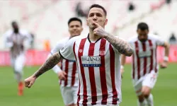 Sivas’ta Yer Yerinden Oynadı! Rey Manaj 555 Gün Sonra Döndü: Havalimanında İnanılmaz Karşılama