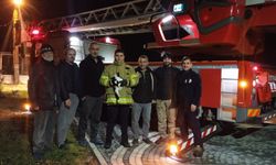 Balıkesir’de Yürekleri Isıtan Görüntü: Metrelerce Yükseklikte Mahsur Kalan Kedinin İmdat Çığlığı Karşılıksız Kalmadı!