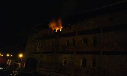 Havran'da Korkutan Yangın! 3 Katlı Binanın Üst Katı Alevlere Teslim Oldu: İşte Olay Yerinden İlk Görüntüler...