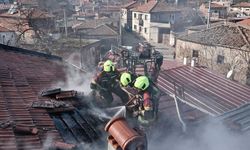 Burhaniye’de Korkutan Yangın! İki Katlı Bina Alevlere Teslim Oluyordu: Facia Kıl Payı Önlendi!