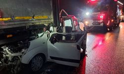 Otoyol'da Can Pazarı! Otomobil Tıra Ok Gibi Saplandı: Sürücü Demir Yığınından Sağ Çıkarıldı!