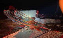 Balıkesir’de Feci Fırtına! Dev Konteynerler Kağıt Gibi Havada Uçuştu: 31 İşçinin Kaldığı Bölge Savaş Alanına Döndü!