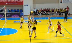 Burhaniye’de Dev Turnuva Başladı! 4. Geleneksel Yıldız Kızlar Voleybol Şöleni: 16 Takım, 250 Sporcu Sahada!