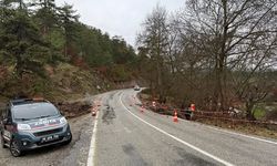 Dursunbey’de Sel Nedeniyle Kapanan Yol Tek Şeritten Ulaşıma Açıldı