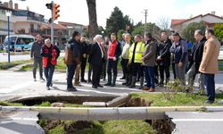 BURHANİYE’DE YAĞIŞ SONRASI YOL GÖÇÜKLERİ İNCELENDİ