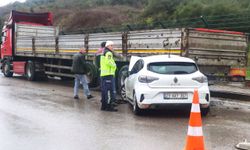 Kocaeli’de Tıra Çarpan Otomobilin Sürücüsü Yaralandı