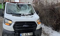 Erzurum’da Çatıdan Düşen Buz Kütlesi Kamyonetin Üzerine Düştü: İşçi Son Anda Kurtuldu