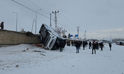 Ağrı Patnos’ta Yolcu Otobüsü Araziye Devrildi! Çok Sayıda Yaralı Var: Olay Yerinden İlk Görüntüler!