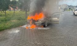 Ayvalık’ta seyir halindeki otomobil alev aldı