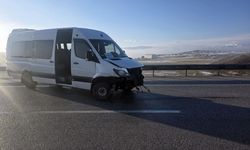 Sivas’ta Öğretmenleri Taşıyan Minibüs Gizli Buzlanma Nedeniyle Kaza Yaptı: 3 Yaralı