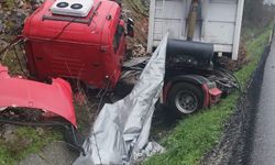 Balıkesir’de Tır Devrildi: Sürücü Araçta Sıkıştı