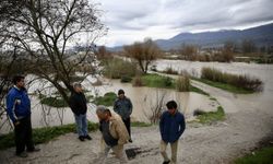 Muğla'da Yollar Nehire Döndü! Dereler Taştı! Botla Evine Gidenler, Çöken Yollar ve Mahsur Kalanlar...