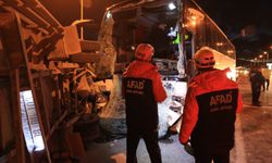 Kayseri'de Korkutan Kaza! Yolcu Otobüsü ile Kamyonet Çarpıştı: Kamyonet Devrildi, Yaralılar Var!