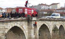 Dere Yatağında Erkek Cesedi Bulundu! Ekipler Halat Sistemi Kurarak Ulaştı