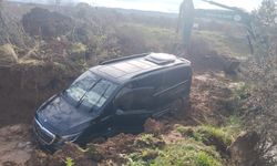 Gömeç’te Dere Yatağında Can Pazarı! Mahsur Kalan Aracı DSİ İş Makineleri Kurtardı