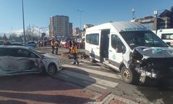 Kayseri’de Feci Kaza! Minibüs ile Otomobil Çarpıştı: 14 Yaralı