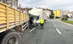 Rize’de Karadeniz Sahil Yolu’nda Feci Kaza: Tır, Park Halindeki Tıra Çarptı! 1’i Ağır 4 Yaralı