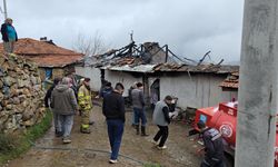 Sındırgı’da Korkutan Yangın! İki Ev Alevlere Teslim Oldu, Bir Kişi Hastaneye Kaldırıldı.