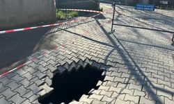 Çanakkale’de Yol Çöktü! 2 Metrelik Dev Çukur Oluştu, Sokak Trafiğe Kapatıldı