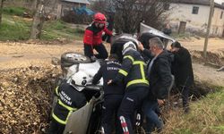 Tokat’ta Kanala Devrilen Araçta 3 Kişi Yaralandı: Aralarında Bebek de Var