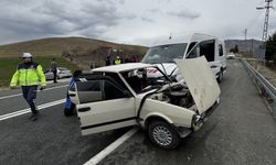 Elazığ’da Minibüs ve Otomobil Çarpıştı: 4 Yaralı, 1’i Ağır